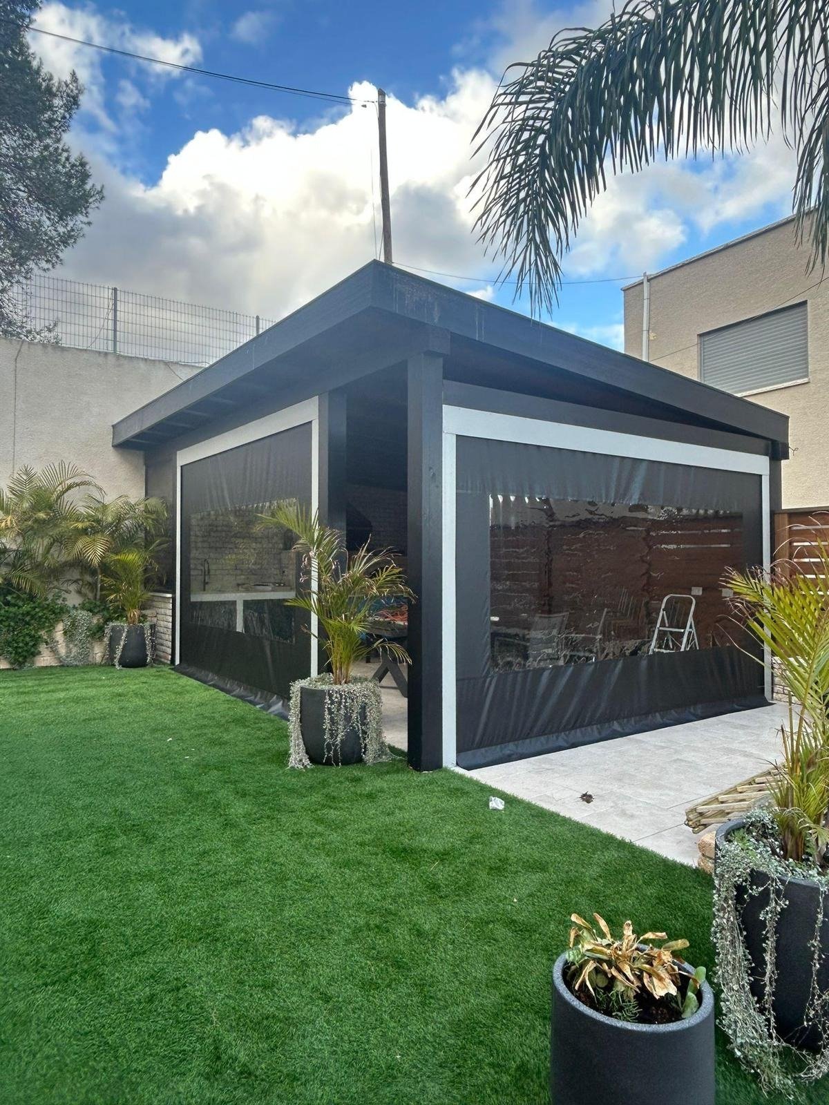 מסך גלילה במרפסת